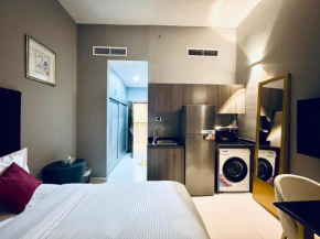 Ideal Short Term Rental Studio on Sheikh Zayed Road Near Key Landmarks